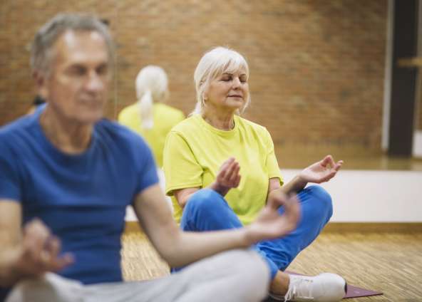 Yoga suave en sillas